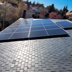 tejado con placas solares